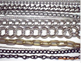 涵盖技术路线、能力平台、创新模式与应用场景四层架构