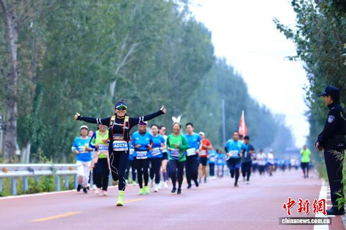 山西太原：2000余名跑步爱好者尽享“村跑” 用脚