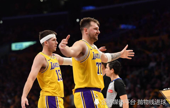 湖人队休赛期面临里夫斯顶薪合同争议与詹姆斯