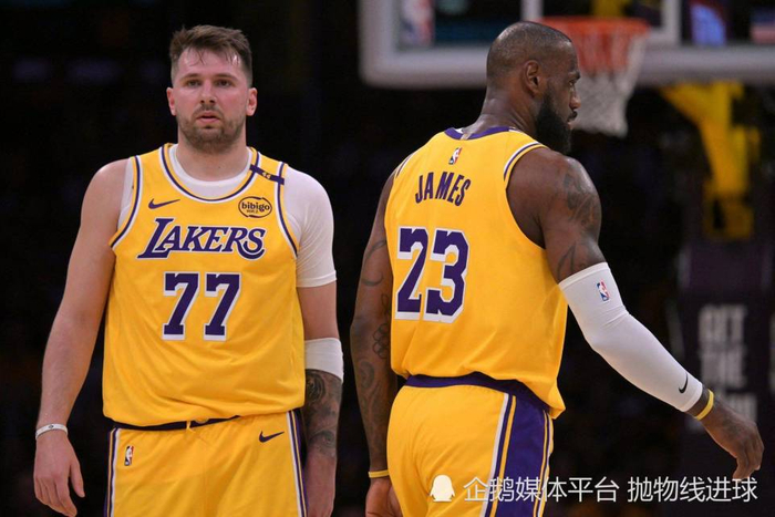 湖人队休赛期面临里夫斯顶薪合同争议与詹姆斯